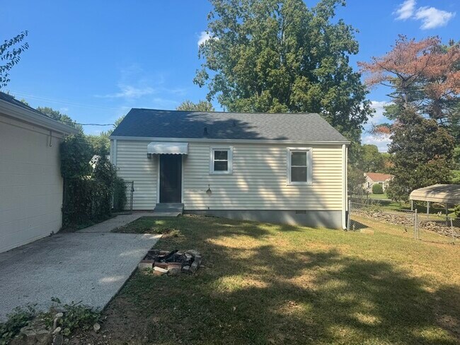 Building Photo - 2833 Colonial Cir