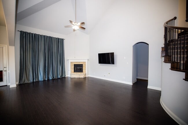 Building Photo - 13923 Hopewell Dr