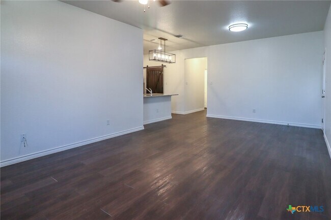 Building Photo - 5005 Rose Gdn Lp