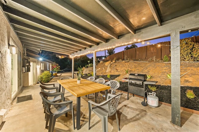 Building Photo - 5048 Bluff Pl