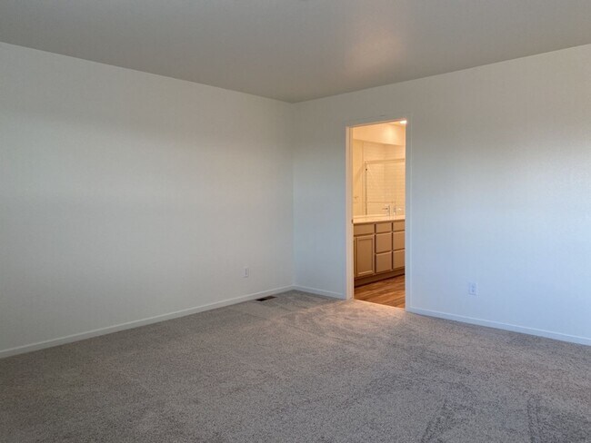 Building Photo - Exquisite 3 Bed 2.5 Bath Single Family Home