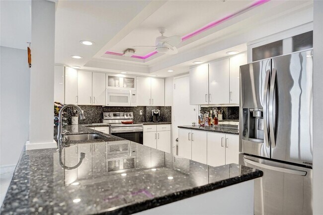 Building Photo - 1150 Hillsboro Mile Unit 1016