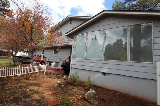 Building Photo - Charming 3-Bed Rockridge Estates Home | Arizona Room & Heated Garage