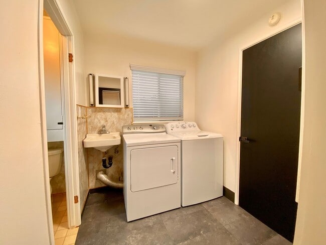 Building Photo - Recently Remodeled 3BD/2BA Southside Downtown Livermore Single-Family Home!