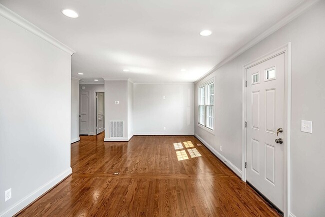 Building Photo - 5656 Kendall Dr