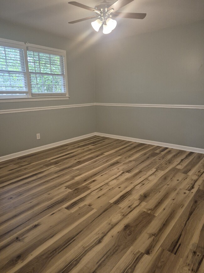 Building Photo - 1713 Azalea Dr