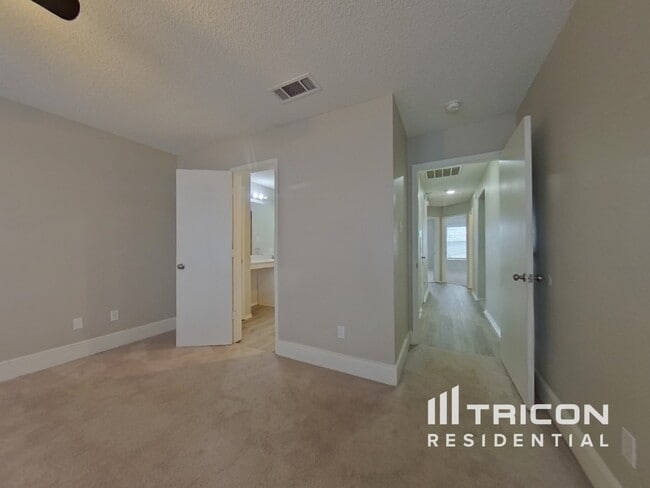 Building Photo - 5115 Whitehaven Dr