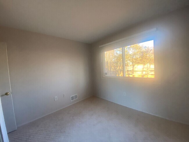 Building Photo - Sugarland Run Neighborhood |4bd  2bth 1921 sqft House | Large Yard