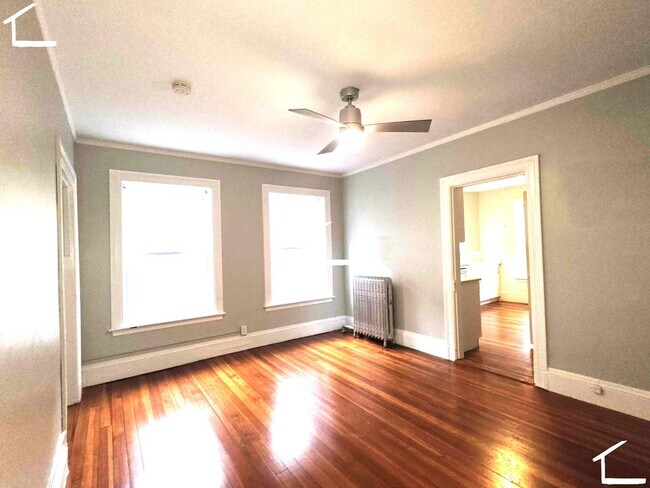Building Photo - No Brokers Fee, Washington Sq. Area, Heat, Hot Water Included, Lage Bedrooms, Eat-in Kitchen, Lau...