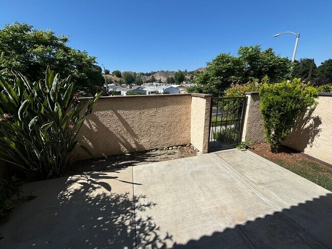 Building Photo - Spacious 3-Bedroom Townhome with Community...