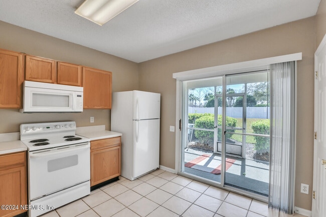 Building Photo - 12311 Kensington Lakes Dr