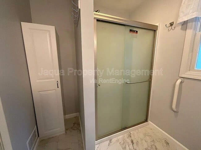 Building Photo - 239 Lovell St