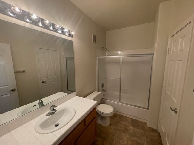 Building Photo - GREAT GATED COMMUNITY 2 BEDROOM -2 BATH -L...