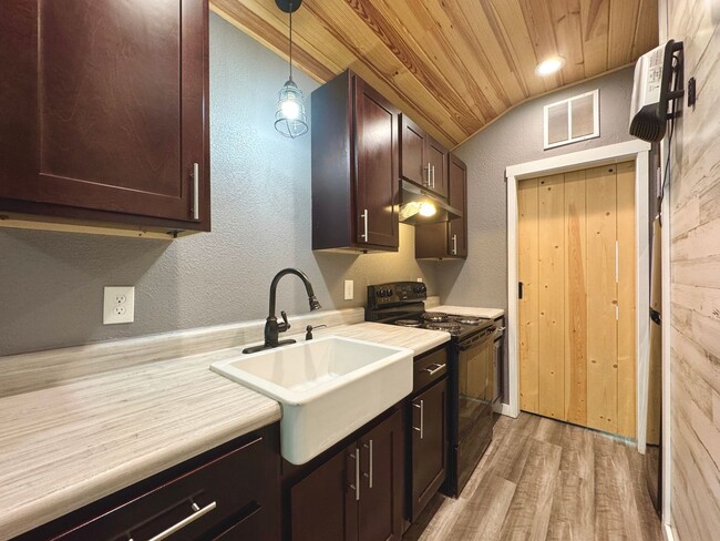 Building Photo - 1 Bedroom/1 Bathroom Tiny Home Cottage in ...