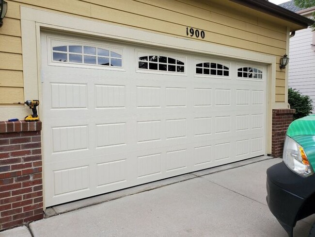 Building Photo - Gorgeous 3000 sq ft. 4 Bed, 3.5 Bath Home,...