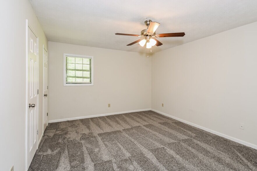 Building Photo - 320 Freeport Dr