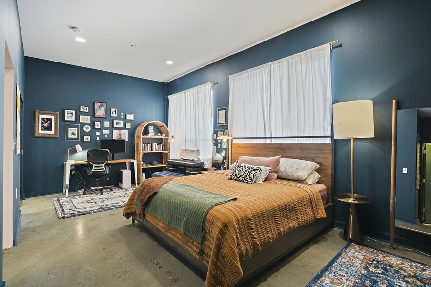 Expansive bedroom with space for king bed, seating area, and office. - 1414 Belmont St NW