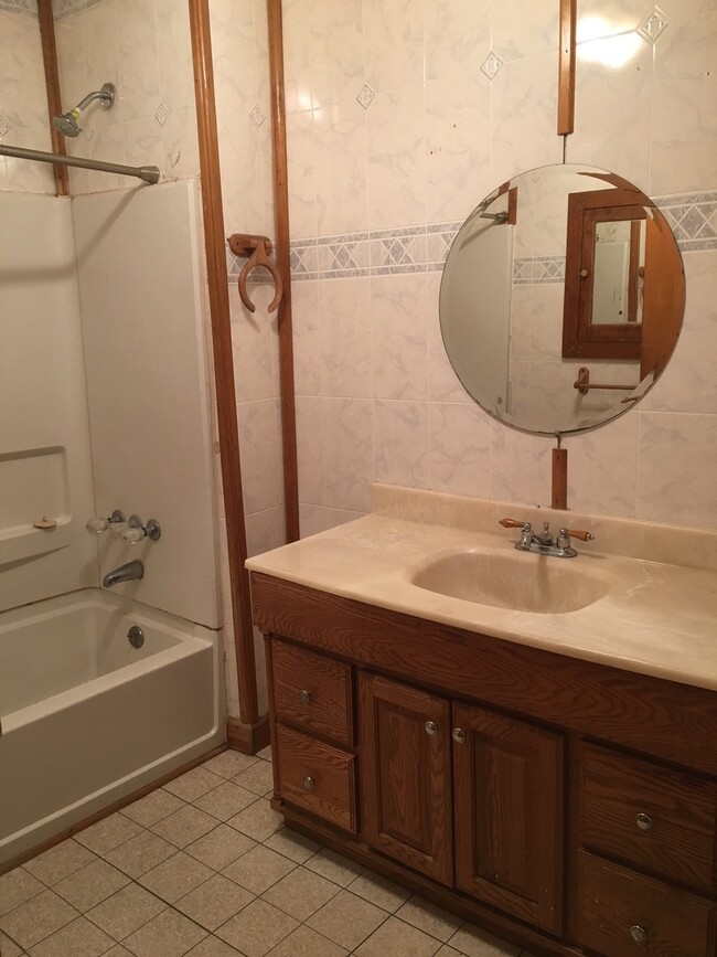Building Photo - 3 Bed 1 Bathroom Available in Springfield +