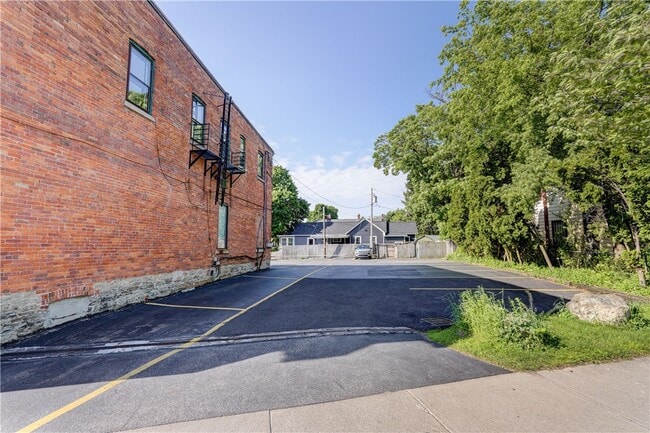 Building Photo - 90 Henrietta St