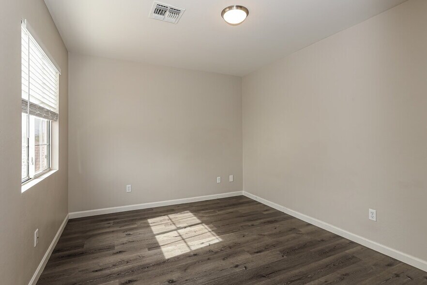 Building Photo - 12422 W Sharon Dr