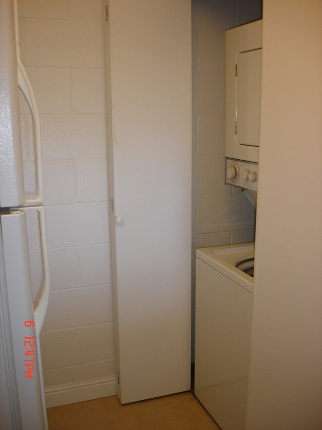 Building Photo - Partly Furnished 1 Bedroom 1 bath with 1 p...
