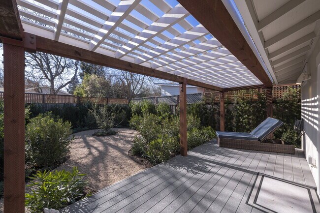 Building Photo - Three bedroom, Two bath, Single level home.