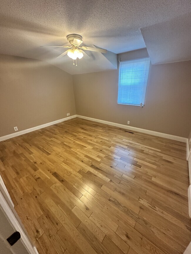Building Photo - 108 Country Club Dr