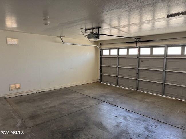 Building Photo - 15057 W Lincoln St