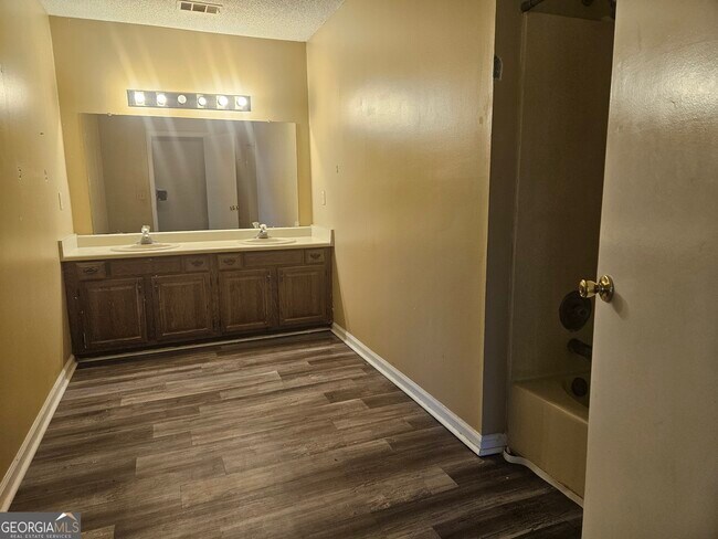 Building Photo - 818 Robin Hood Trail