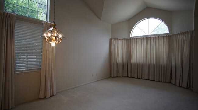 Building Photo - 1323 Chessington Dr