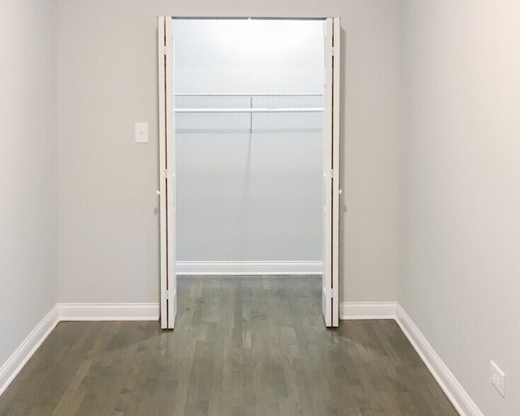 Building Photo - 1320 W Diversey Pky