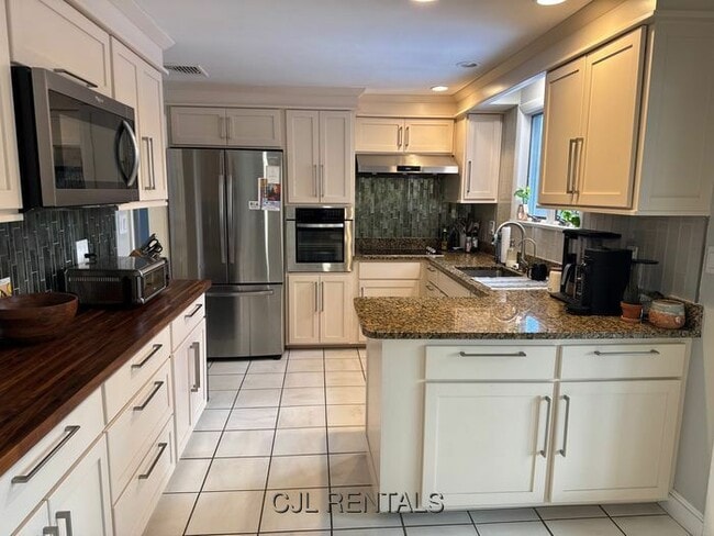 Building Photo - 41 Beaverbrook Rd