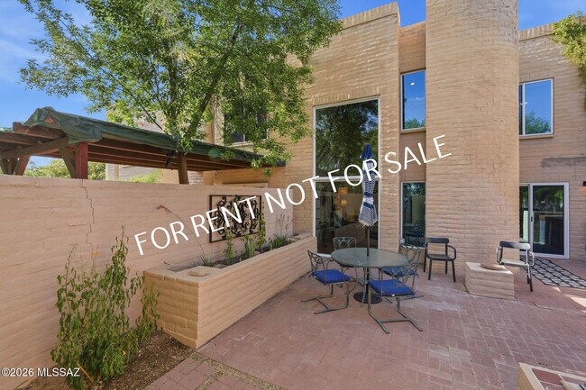 Building Photo - 2824 E Sierra Vista Rd