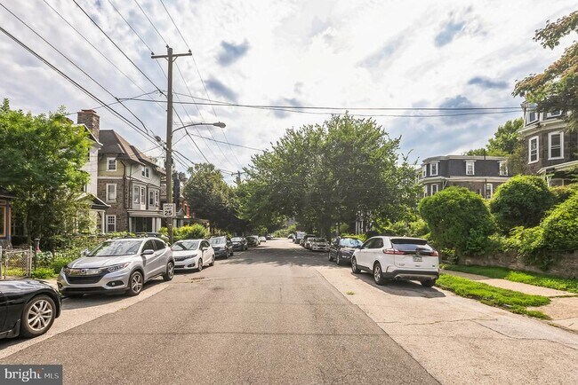 Building Photo - 117 Rochelle Ave