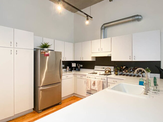 Building Photo - 17 N Loomis St