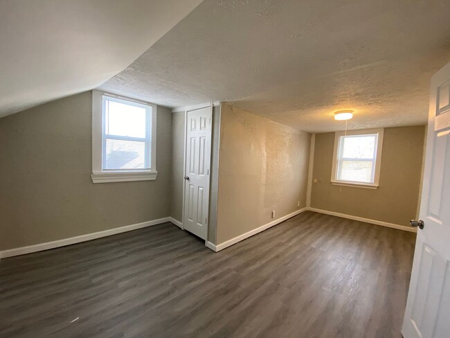 Building Photo - Beautiful 2 bedroom and 1 bath, 2 story ho...