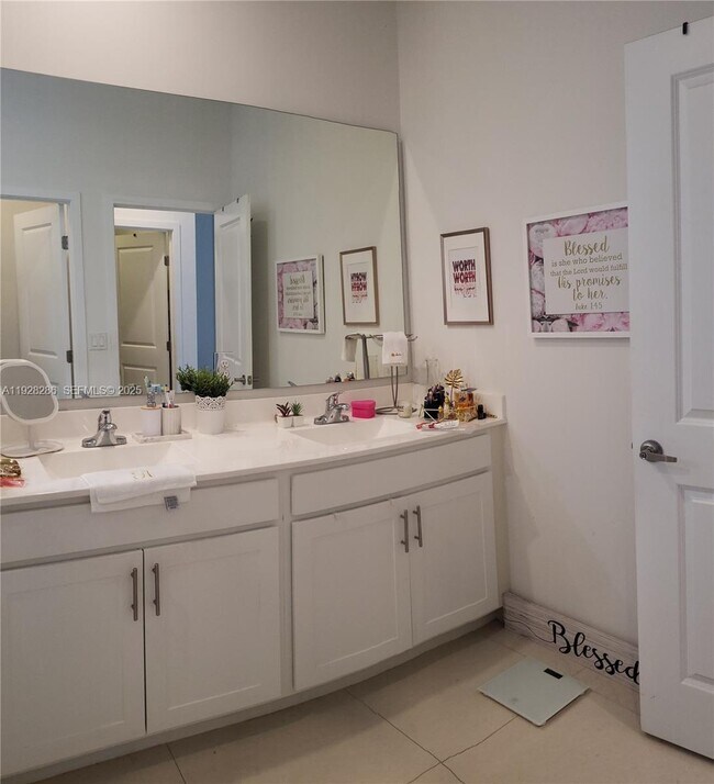 Building Photo - 2414 SW 145th Pl