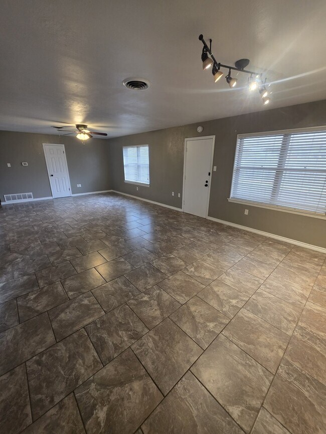 Building Photo - 3 bed 2 bath home with 2 car garage!