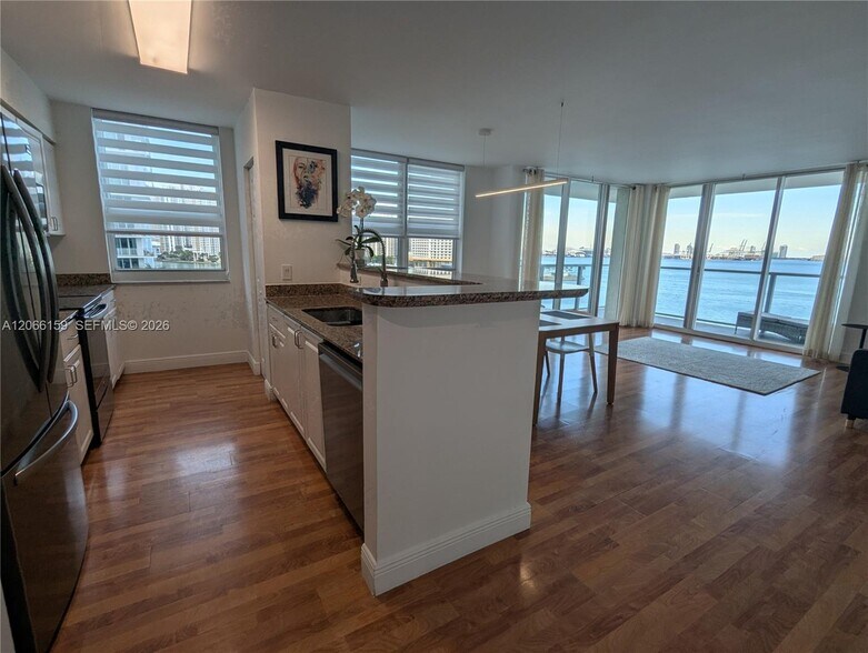 Building Photo - 1155 Brickell Bay Dr
