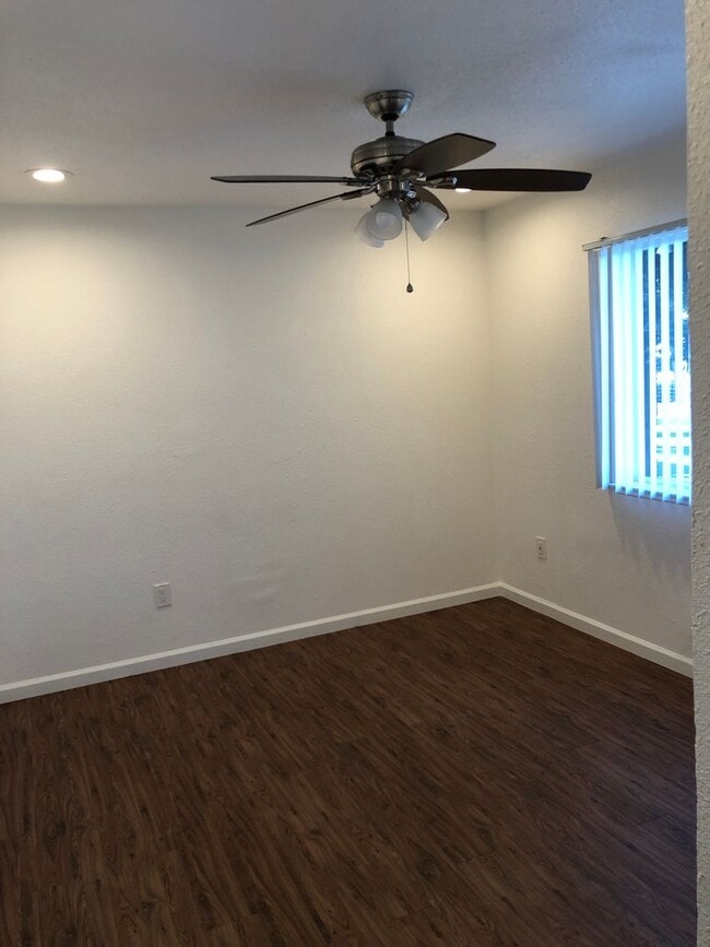 Building Photo - Cozy 1 bedroom ground floor apartment