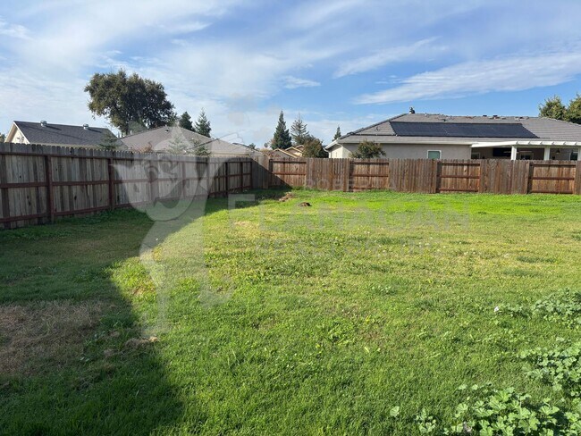 Building Photo - 2 Bedroom/1 bathroom home on large lot