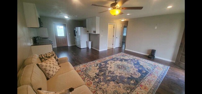 Building Photo - Granbury TX ; 2 bed 1 bath duplex! Water provided