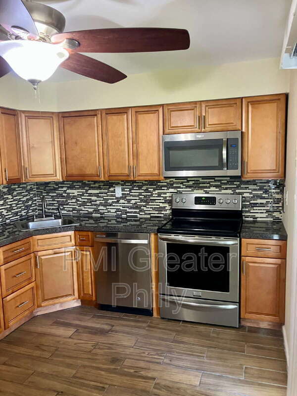 Building Photo - 1688 Bluebird Dr