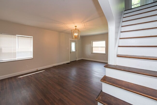 Building Photo - COVEDALE- 3 bedroom 1.5 bath Tudor with up...