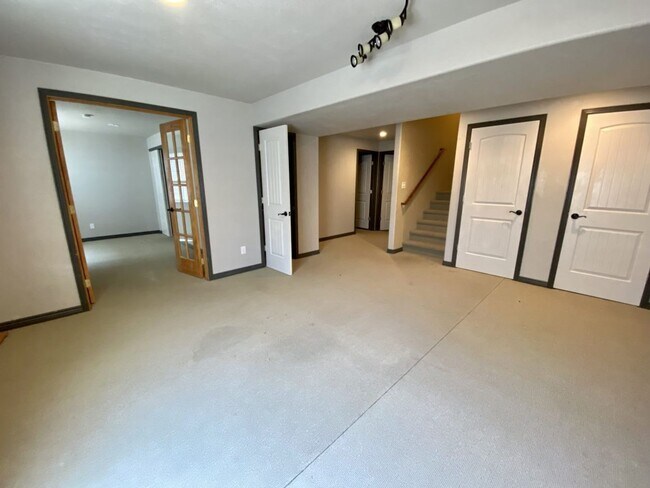 Building Photo - Spacious 4 bed 3.5 Bath in Maple Hill!