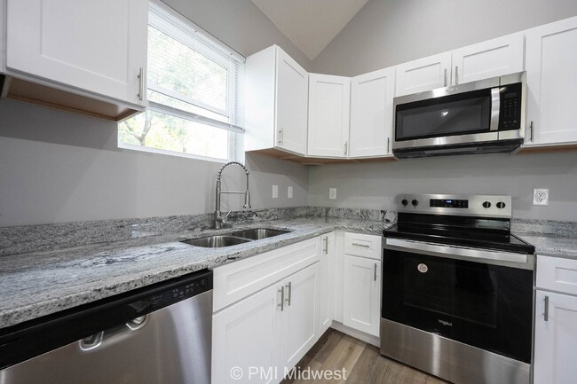 Building Photo - "Charming 3-Bed, 2-Bath Duplex with Granit...