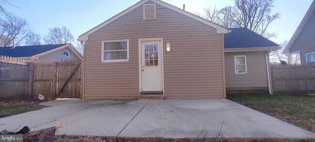 Building Photo - 127 Cove Rd