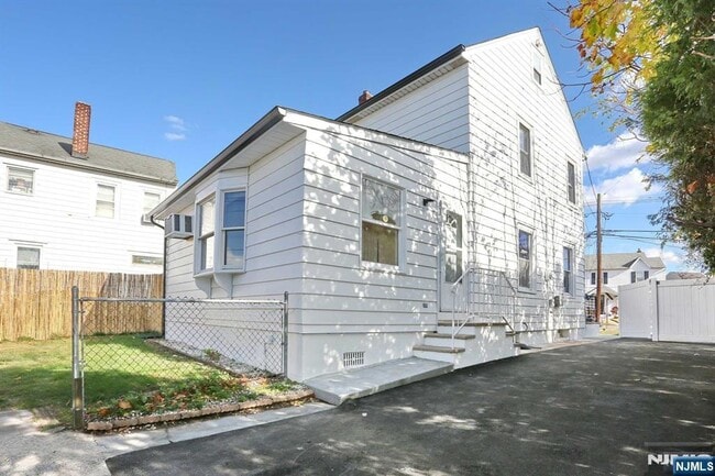 Building Photo - 7-09-9 Campbell Rd