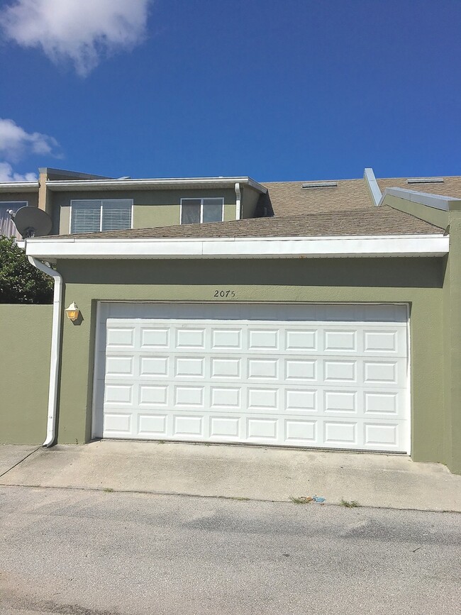 Building Photo - Town Home for Rent in Gated community in O...