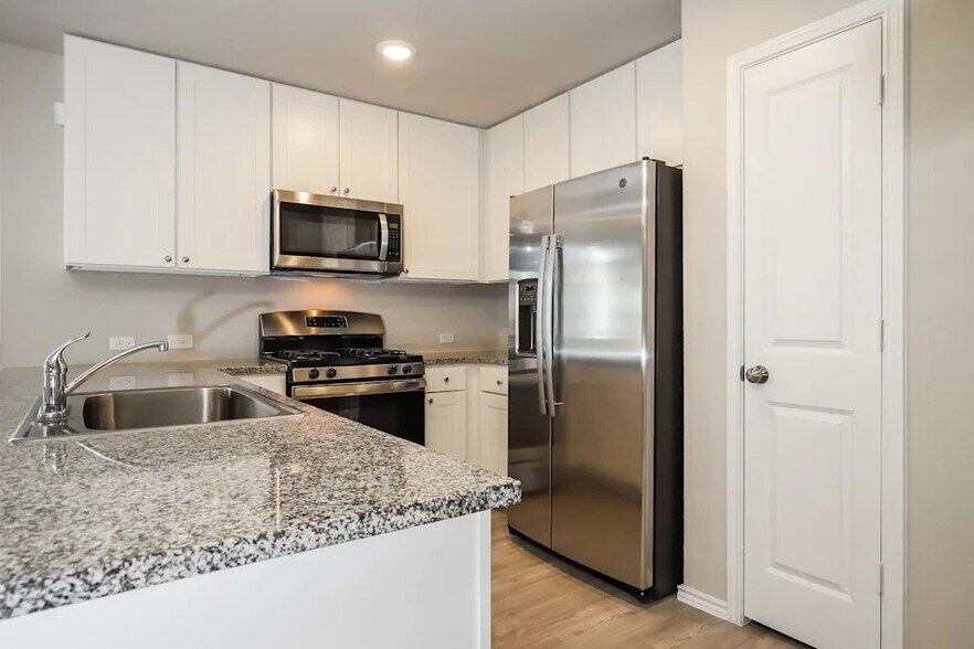 Building Photo - 5735 Leon Pl